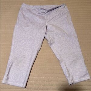 DSG White and Purple Capris Leggings Fit